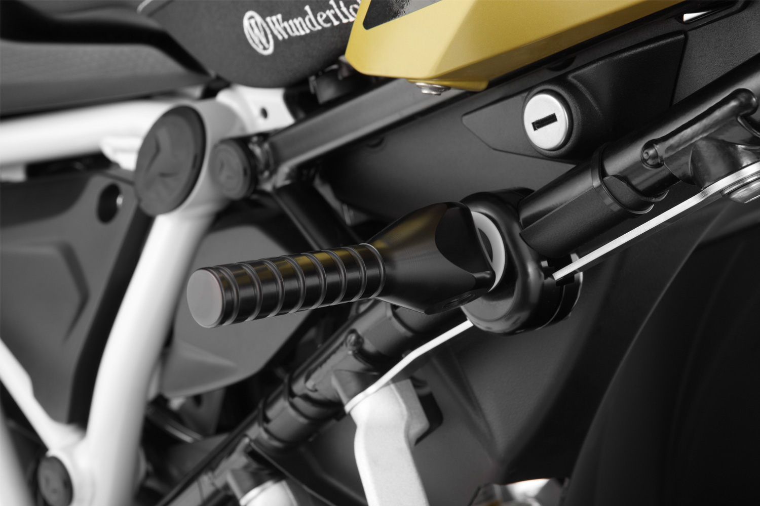 Wunderlich fold-away lifting handle